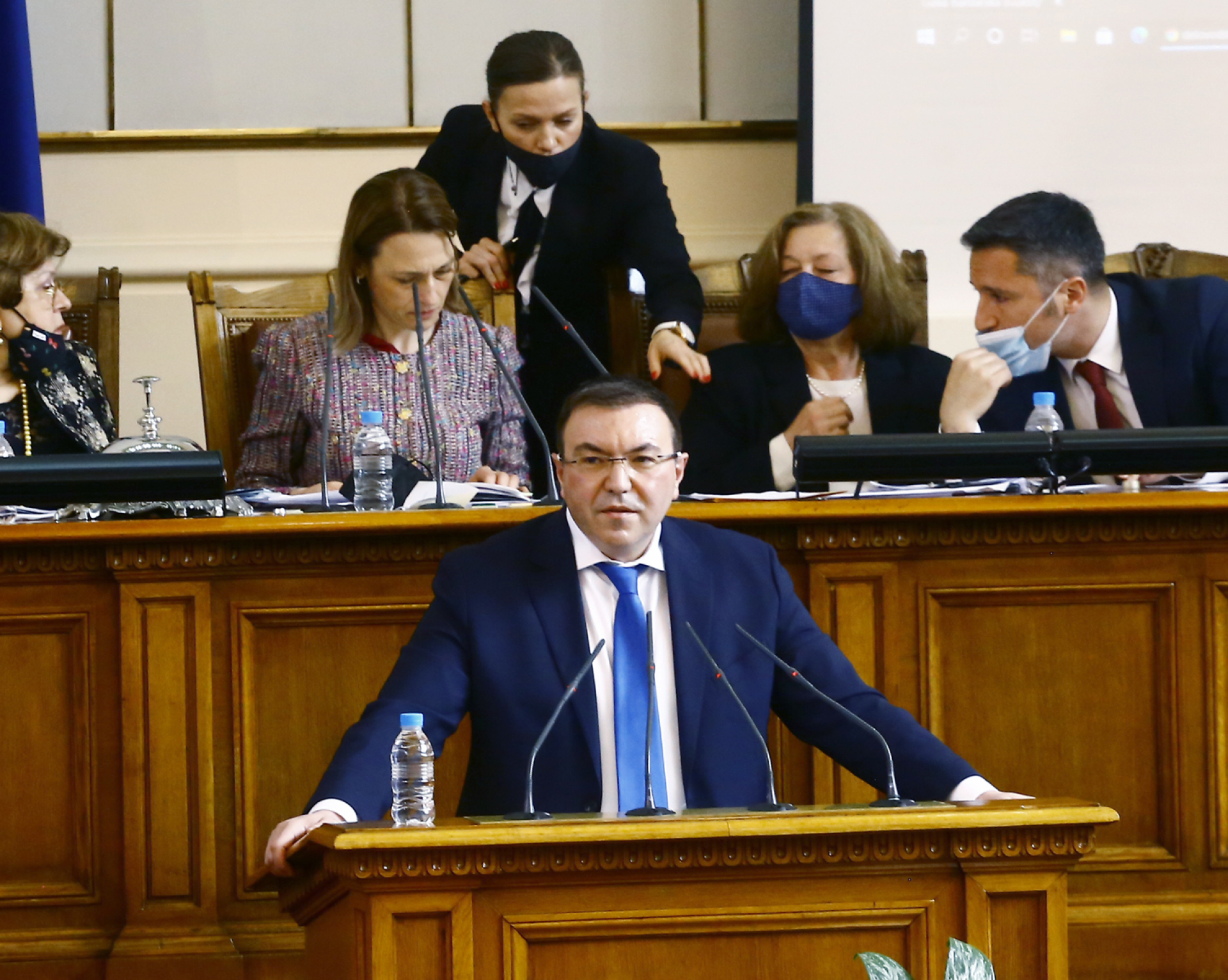 Проф. Ангелов: Кабинетът на Радев е в паника, гаси кризата с бензин 