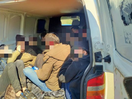 Полицаи спряха инкасо кола край Китен и онемяха от намереното вътре СНИМКИ