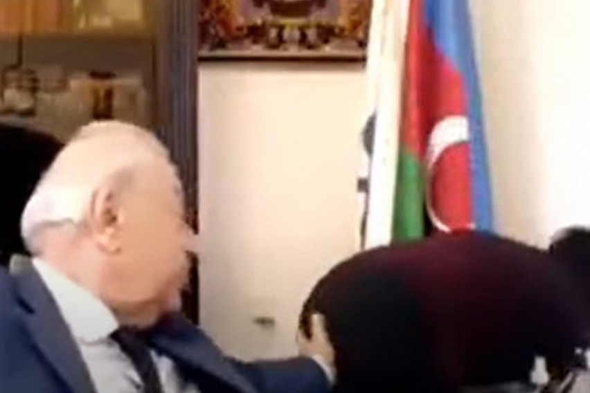 Секс скандал! Политик опипа асистентката си по време на онлайн заседание ВИДЕО 18+