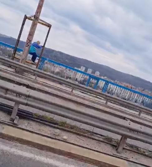 Шокиращо ВИДЕО от Варна! Баба се покатери на Аспаруховия мост и...
