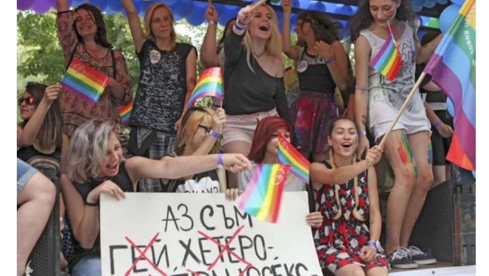 Сула: Проблемът не е в това дали някой се възбужда от мъже, жени или кози в черни чорапогащници, а в...