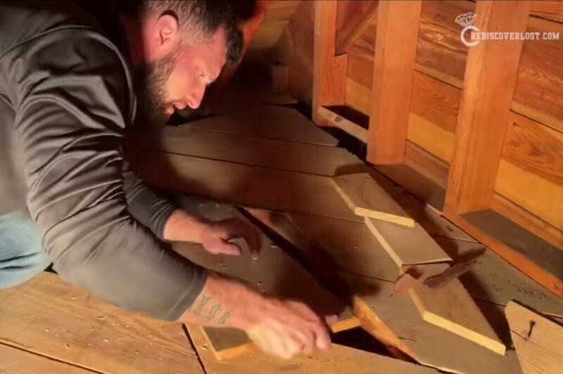 Семейство намери куп пари под пода на къщата си ВИДЕО