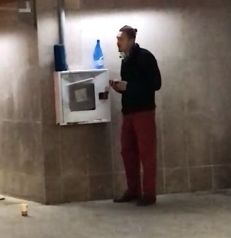 Никога няма да познаете какво прави в подлеза на НДК Димо Алексиев СНИМКИ