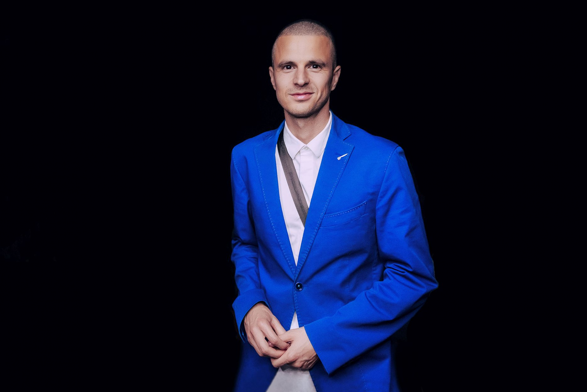 „Модерно е да се чете“ подарява една дузина „хранилки“ с долари