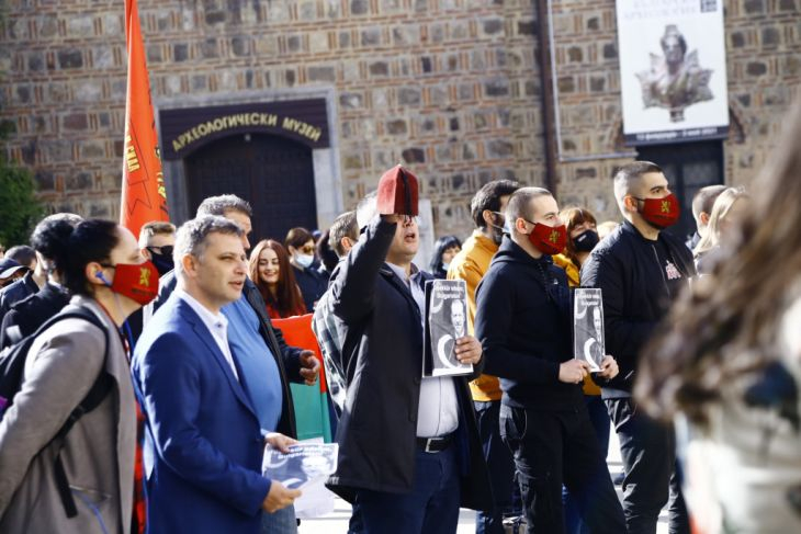 Извънредно в БЛИЦ! Протестиращи нападнаха Тошко Йорданов и Антоанета Стефанова пред президенството ВИДЕО