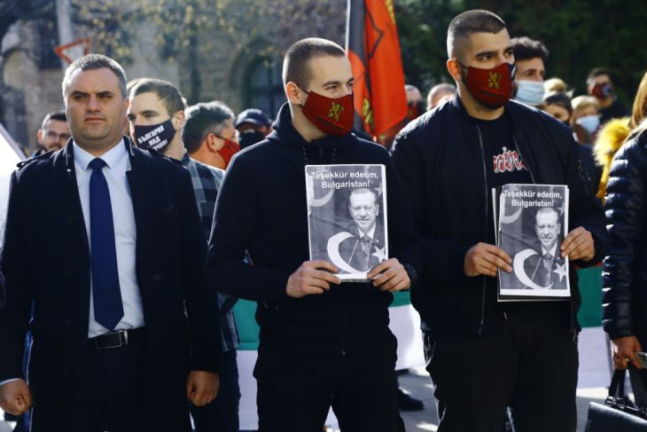 Извънредно в БЛИЦ! Протестиращи нападнаха Тошко Йорданов и Антоанета Стефанова пред президенството ВИДЕО