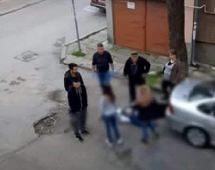 Потресаващ случай: Жена умря на улицата, докато чака линейка в Казанлък ВИДЕО