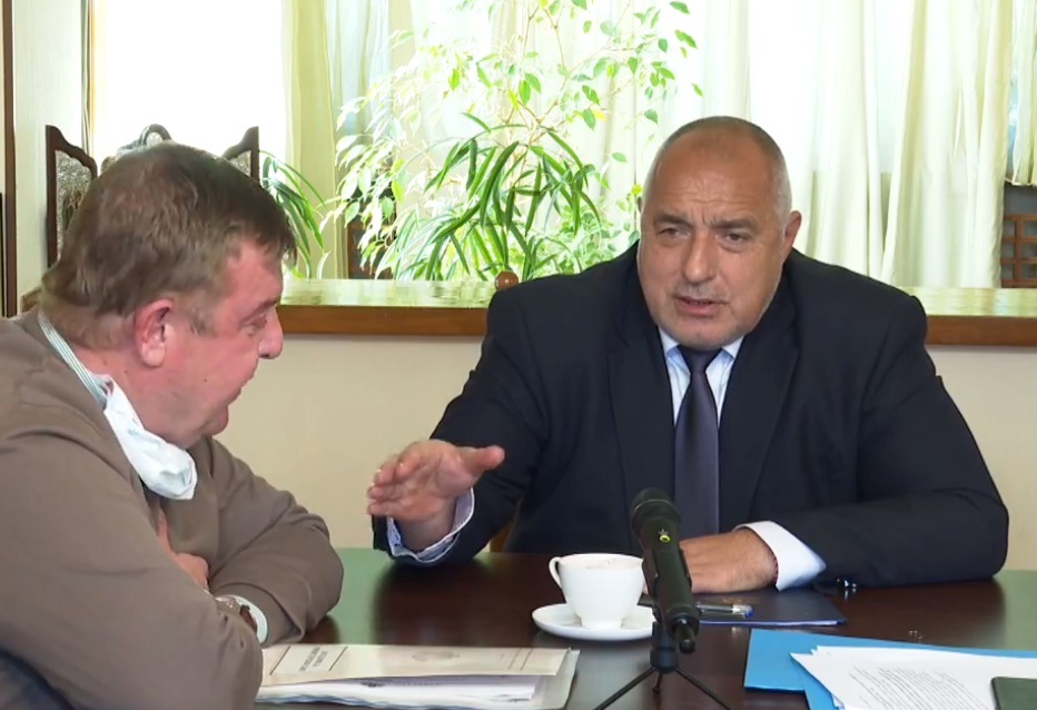 Борисов и Каракачанов изумени от колата, с която Тошко Йорданов пристигнал днес в президентството ВИДЕО