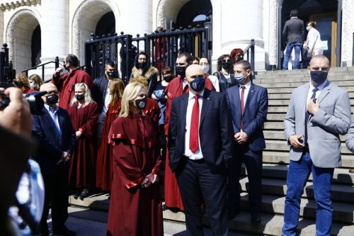 Магистрати масово протестират срещу закриването на спецпрокуратурата и спецсъда ВИДЕО