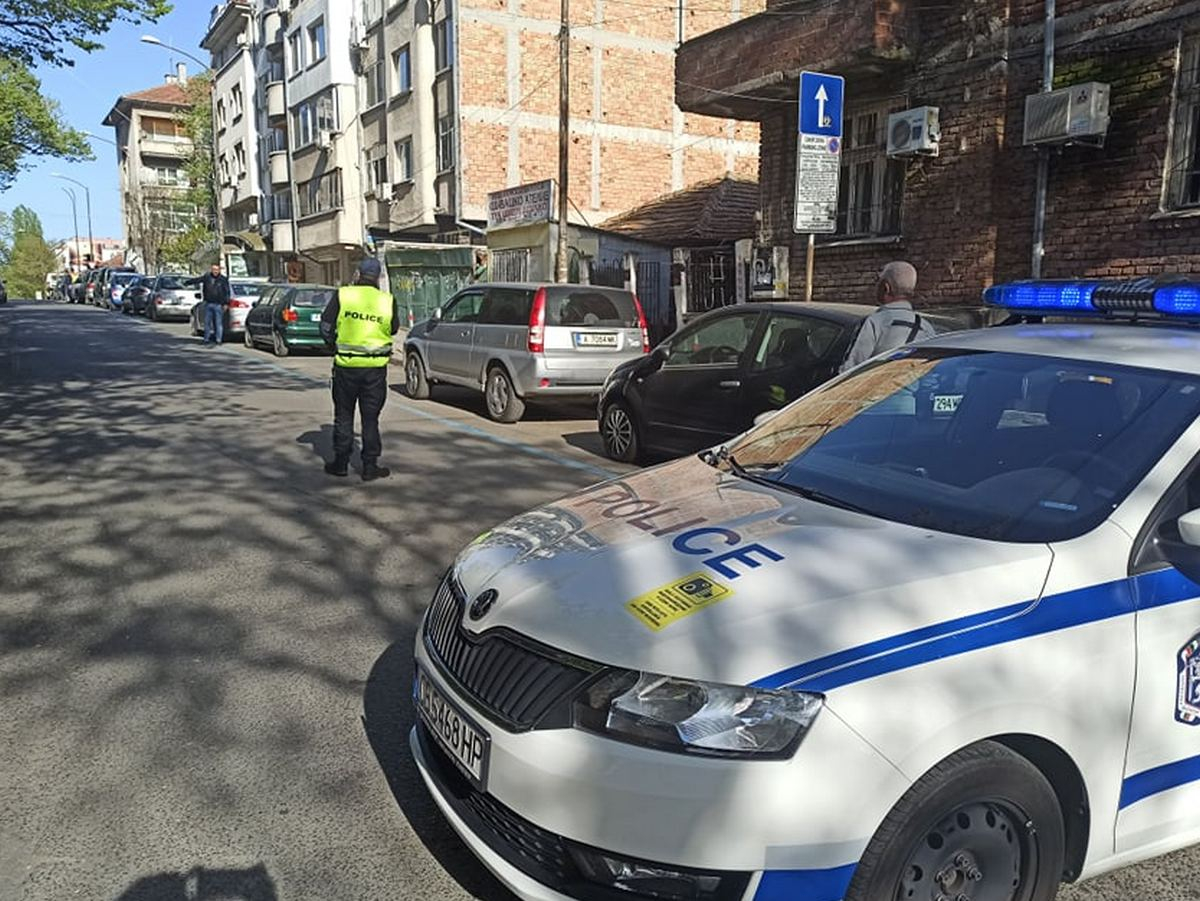 Извънредна ситуация в бургаски квартал, полиция отцепи улица заради... СНИМКИ 