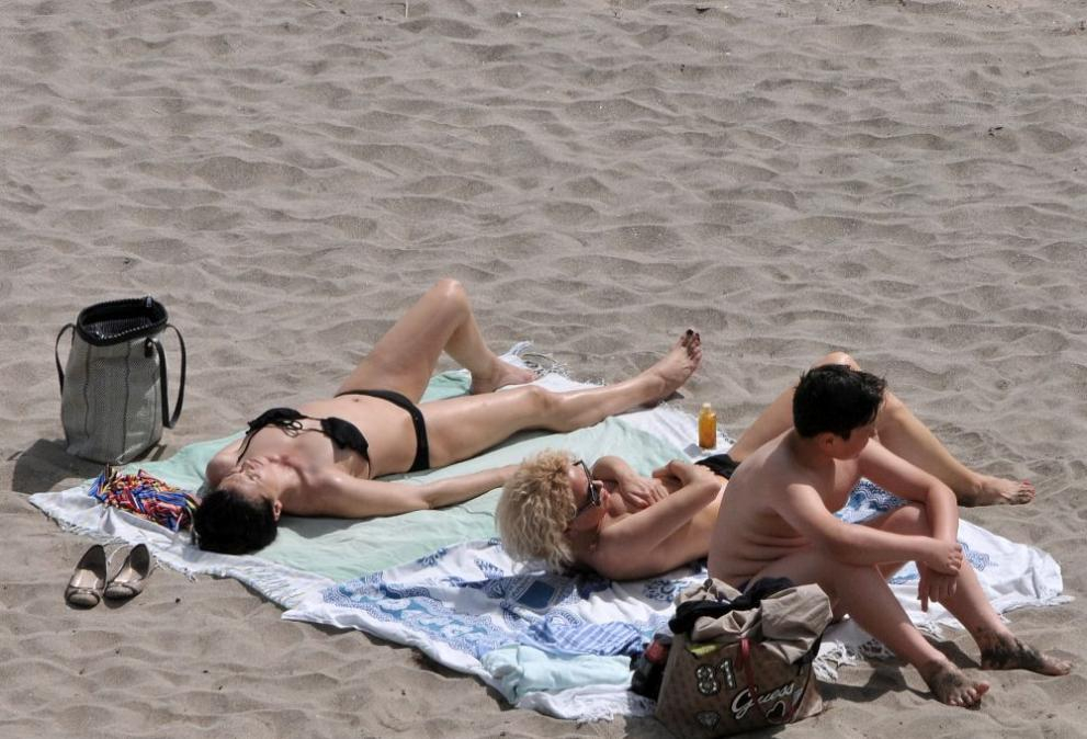 Палави бургазлийки отпразнуваха Великден по монокини на плажа СНИМКИ 18+