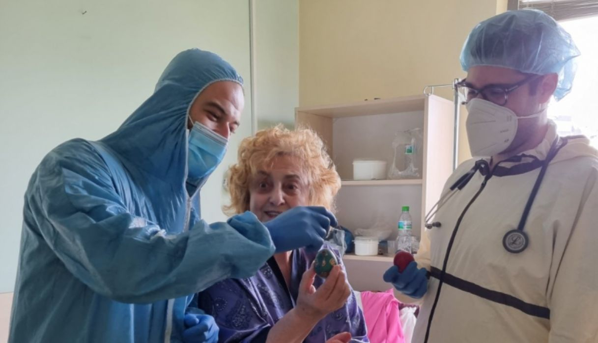  Неповторимият позитивен дух на Латинка Петрова радва лекарите от "Софиямед" по Великден