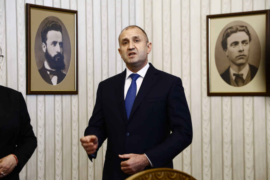 Радев се оправда за датата на изборите