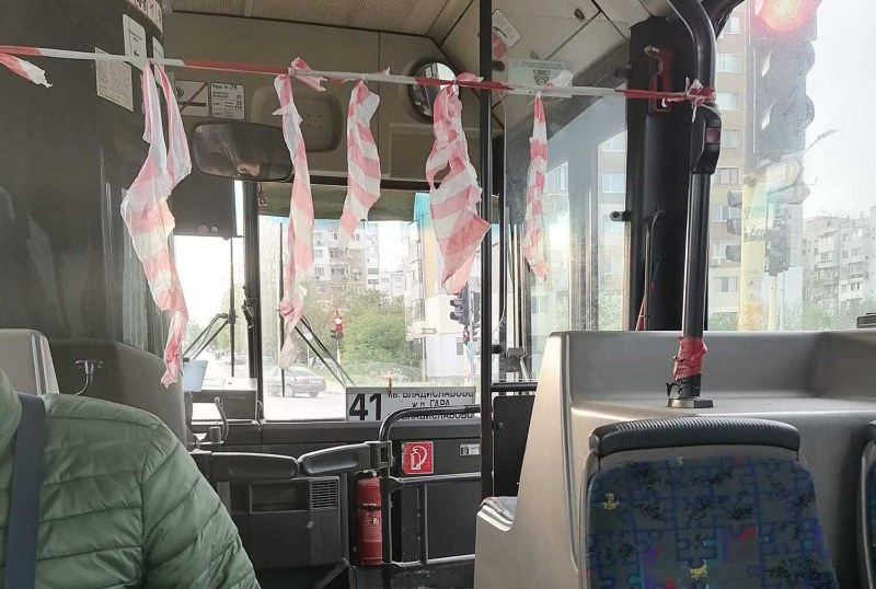 Тази гледка в автобус вкарва в ступор всички варненци СНИМКА