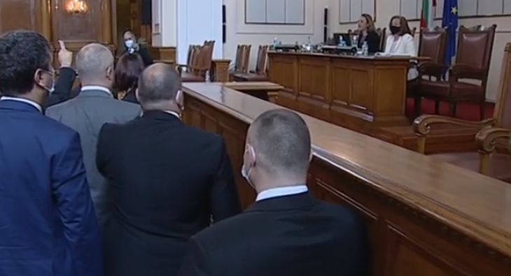 Бесен скандал в парламента: Депутати щурмуваха трибуната на Ива Митева, а Христо Иванов... ВИДЕО