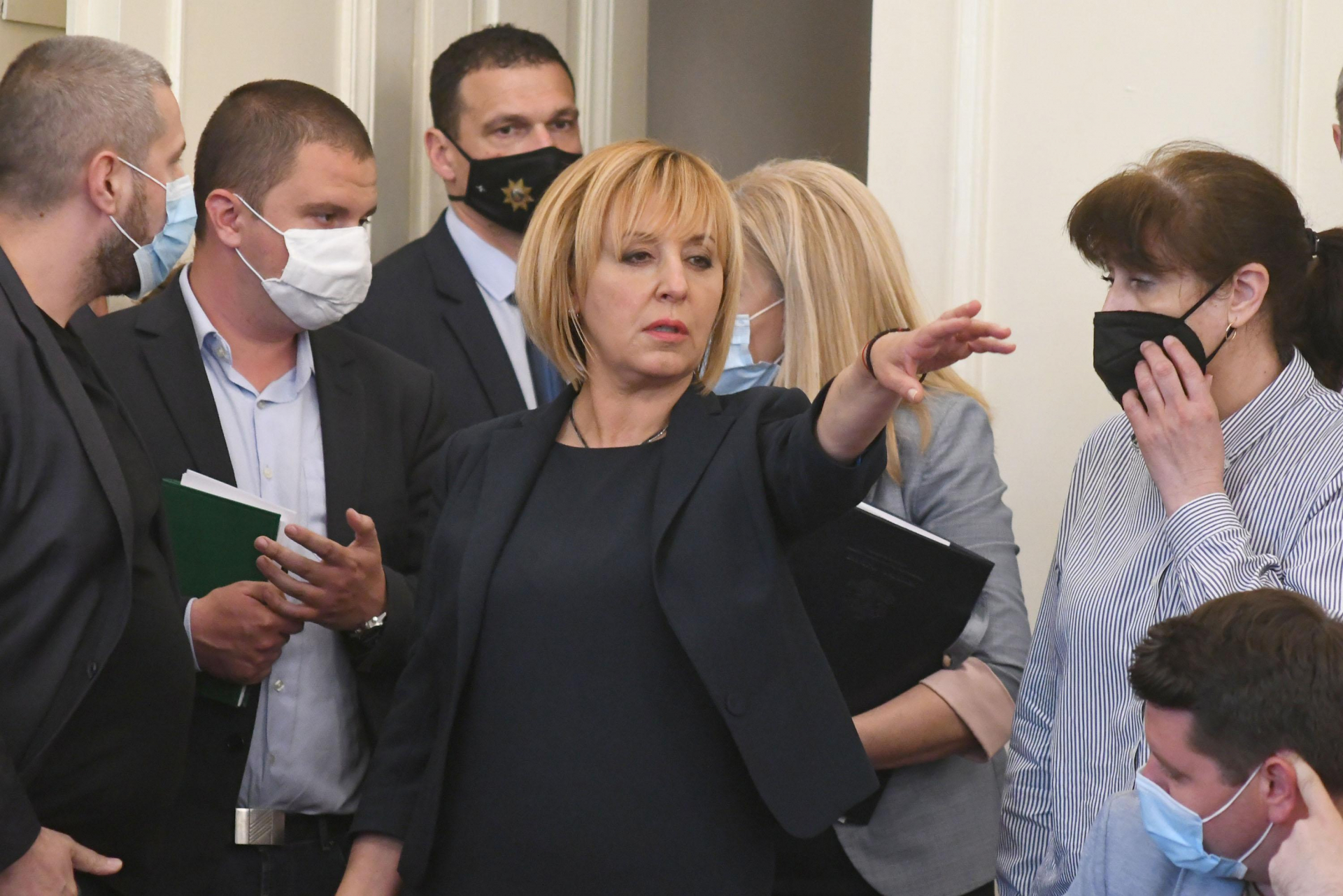 Манолова пак обърна палачинката, ласкае Слави и напъва за...