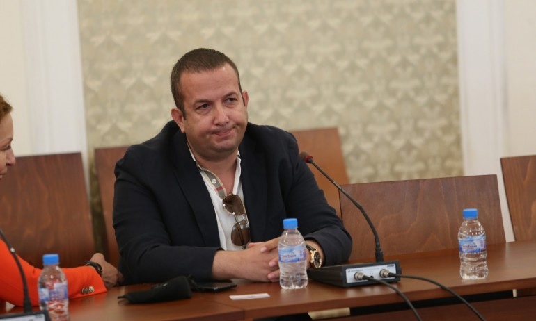Ето с кого си пише Илчовски по време на изслушването му СНИМКИ