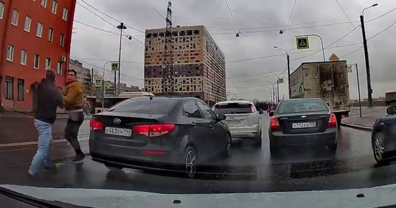 Зрелищни ВИДЕА: Бой на пътя с преследване и неочакван край