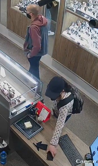 Зрелищен екшън във Варна с наконтена двойка в магазин СНИМКИ