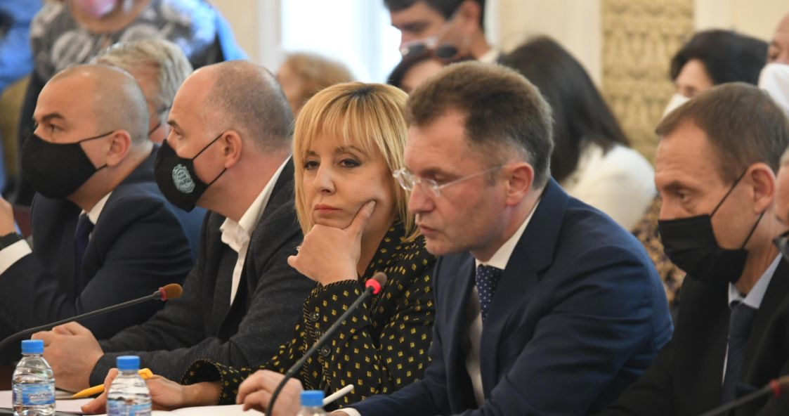 Лют скандал в комисията на Мая, чува се щракане на белезници