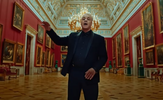 Вокалът на „Рамщайн“ изпя съветска песен в Ермитажа ВИДЕО