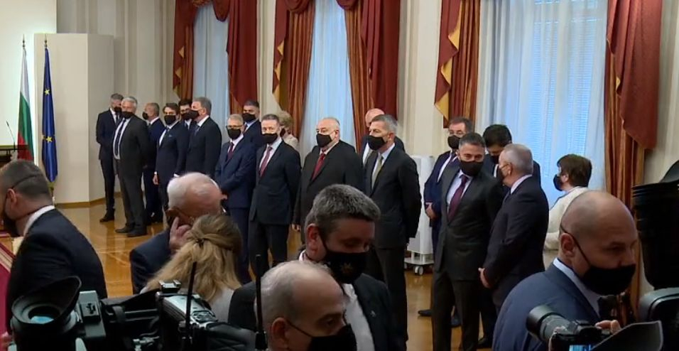 Радев връчи властта на служебното правителство и го призова към война ВИДЕО