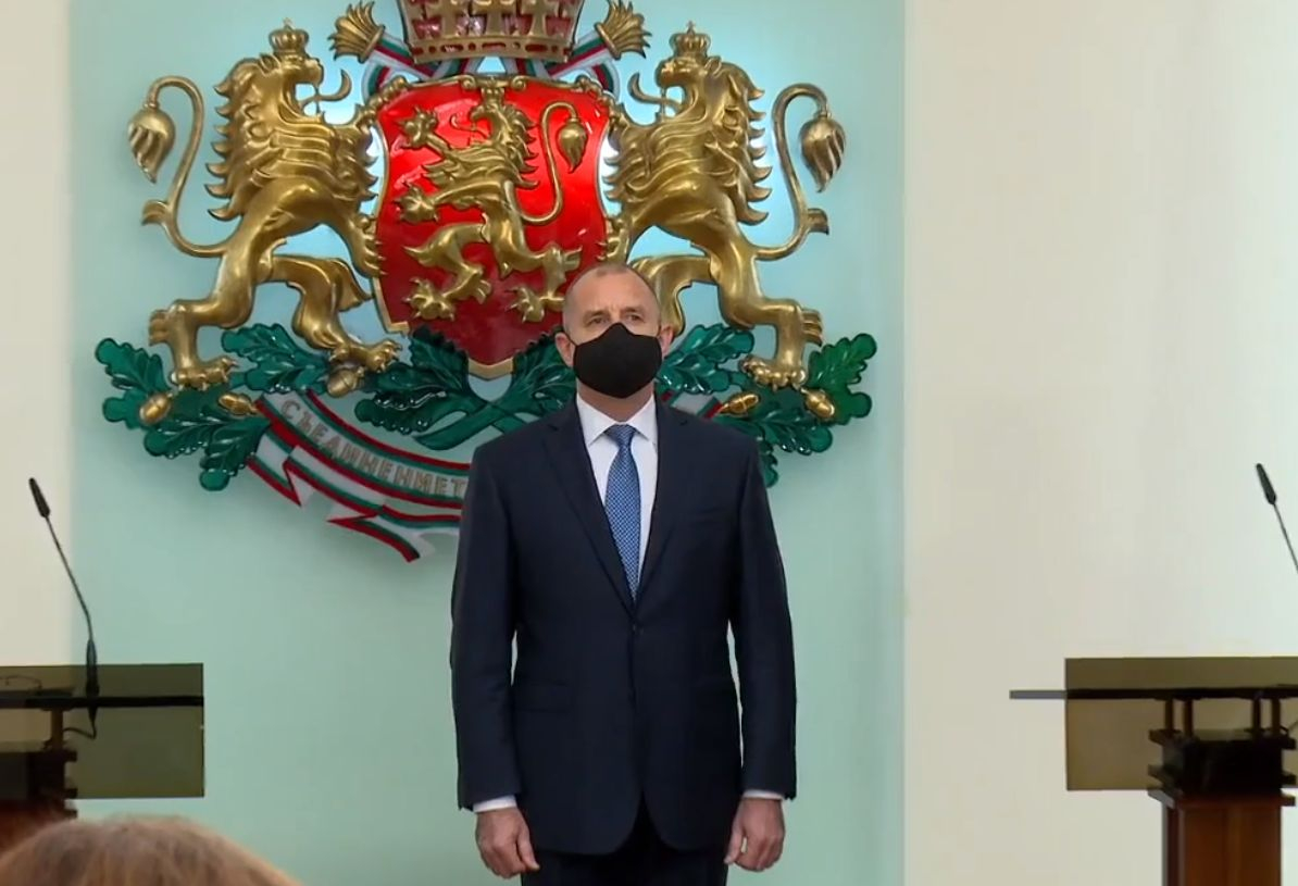 Радев връчи властта на служебното правителство и го призова към война ВИДЕО