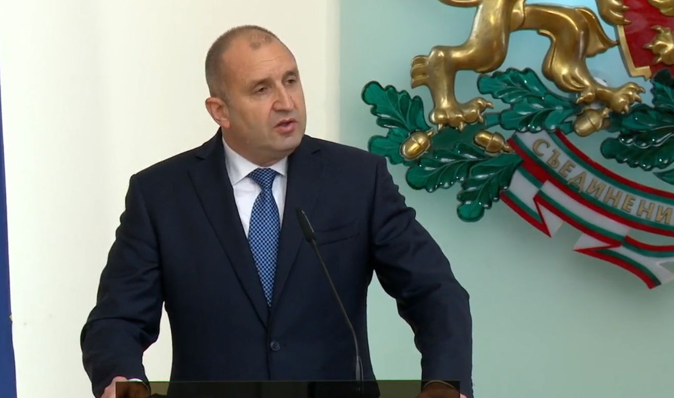 Радев връчи властта на служебното правителство и го призова към война ВИДЕО