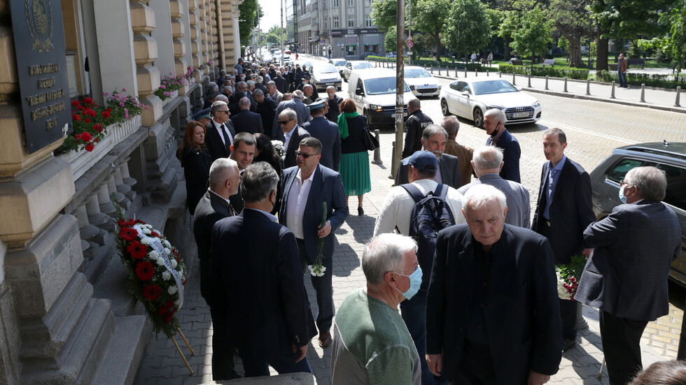 Изпратиха в последния му път ген. Никола Колев СНИМКИ