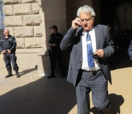 Уволниха от МВР главния свидетел срещу секретаря на Радев за сделката с джиповете