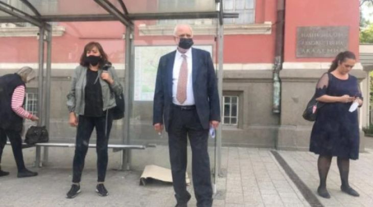 Чудо! Един от служебните министри се прибра с тролея СНИМКА