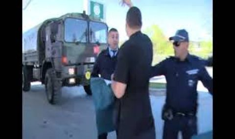 Екшън! Активисти на „Атака“ причакаха турска военна колона край Търговище и... ВИДЕО
