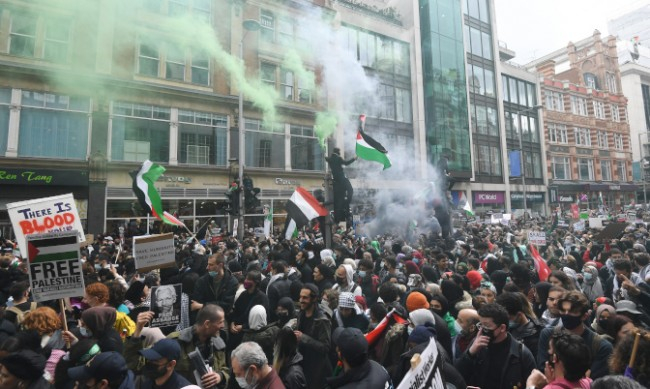 В Лондон е страшно! Полицаи и протестиращи влязоха в сблъсък 