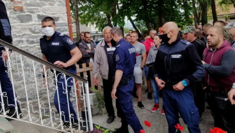 Ври и кипи в пловдивския ж. к. Коматево! Родители скочиха срещу "Жътварите", дойде полиция СНИМКИ 