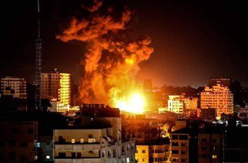 Израелската армия изравнява Газа с бомби ВИДЕО
