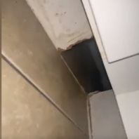 Мрежата ужасена: Момиче откри страшни символи зад шкаф в кухнята ВИДЕО 