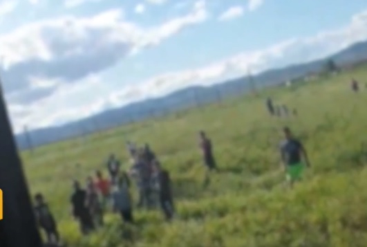 Цигани спряха принудително влак и нападнаха пътниците с камъни ВИДЕО