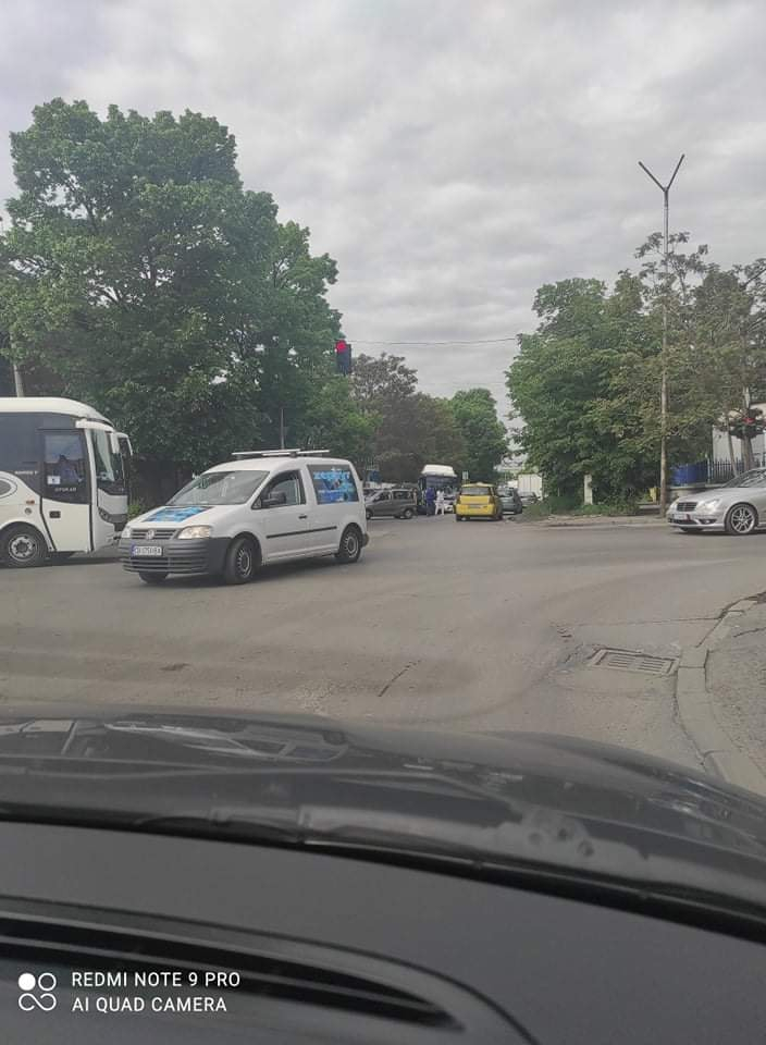 Първи СНИМКИ от мелето с автобус и 7 коли в София