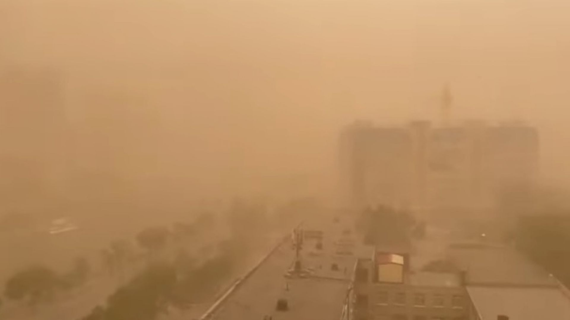 Мощна пясъчна буря удари Русия и всичко стана като на Марс ВИДЕО