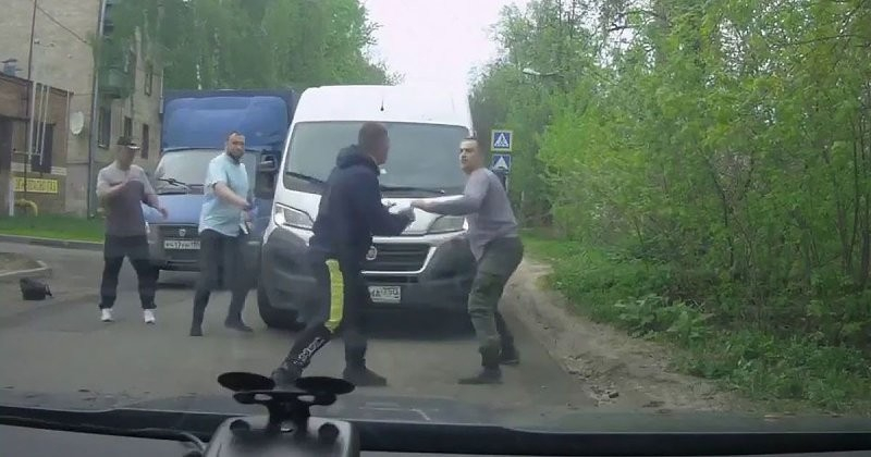Зрелищни ВИДЕА 18+: Пияни пешеходци нападнаха шофьор на микробус