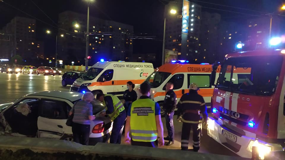 Зверско меле край мол в София, режат ламарини, за да вадят хора СНИМКИ