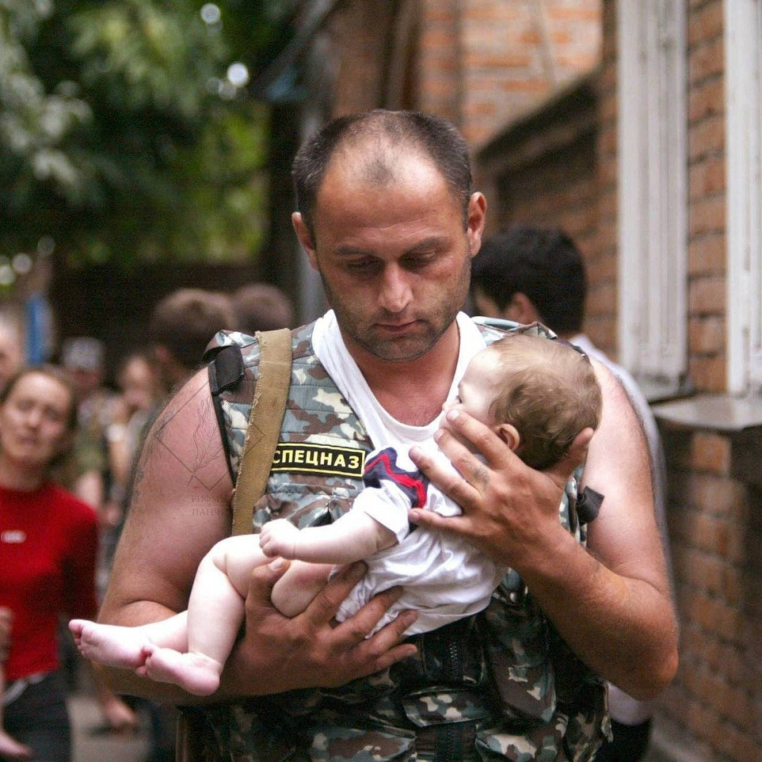 Трогателно: Момиче покани на бала си спецназовеца, който я спасил навремето в Беслан СНИМКИ