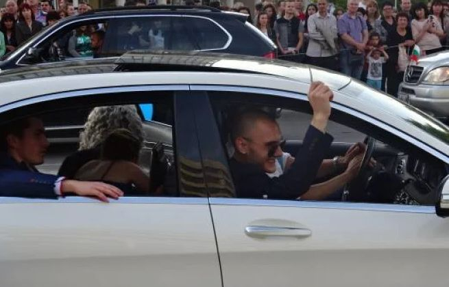 Абитуриенти извършиха неочаквано геройство минути преди бала си СНИМКА