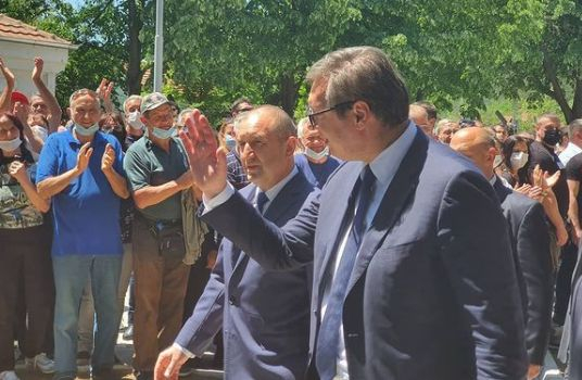 Девойка се свлече пред погледа на Радев и Вучич, а после... СНИМКА