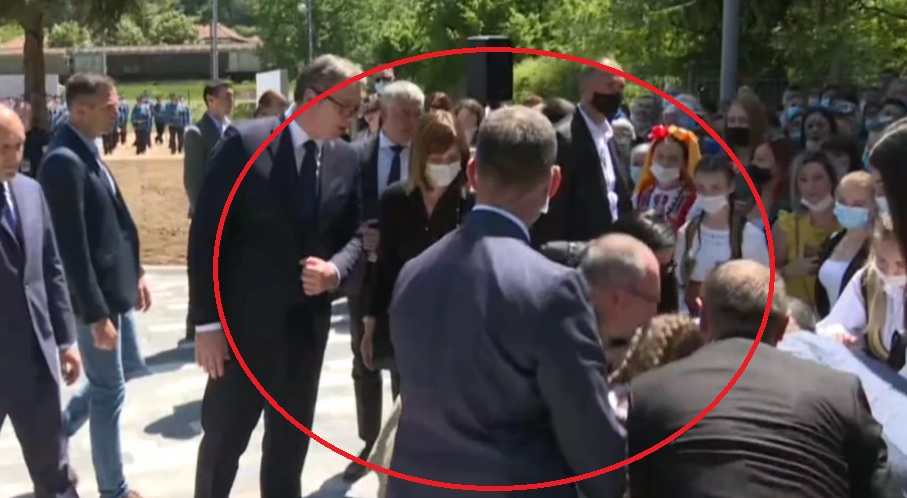 Девойка се свлече пред погледа на Радев и Вучич, а после... СНИМКА