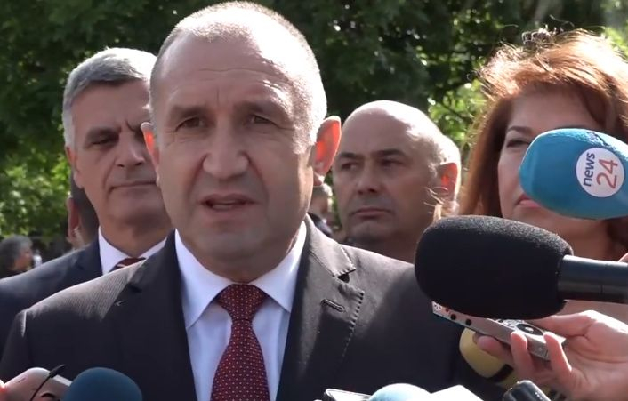 Радев честити празника на българите, но си замълча за рокада в Службите ВИДЕО