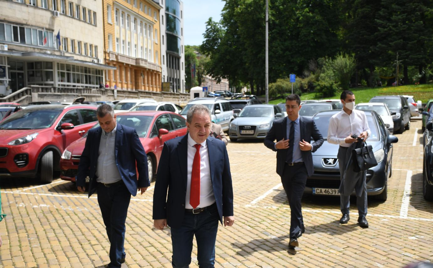 ВМРО, „Воля“ и НСФБ регистрираха коалицията си за изборите без лидерите си СНИМКИ