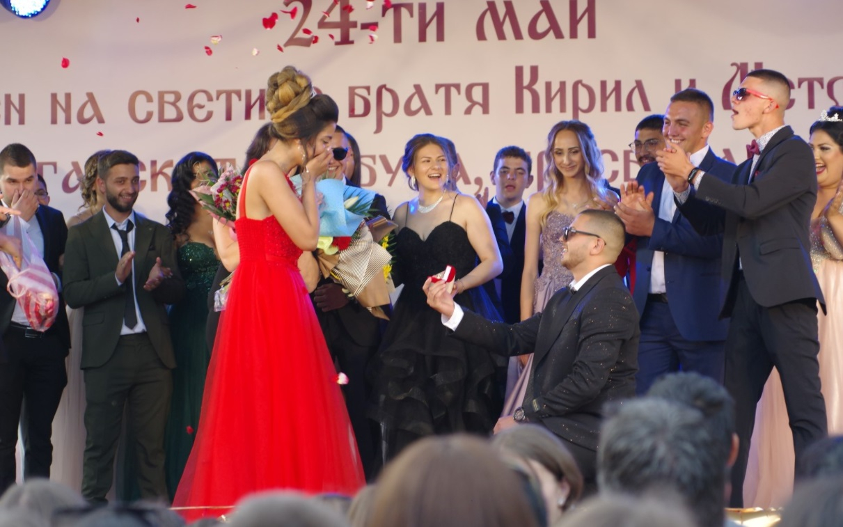 Щастие: Абитуриенти се сгодиха на площада в Казанлък
