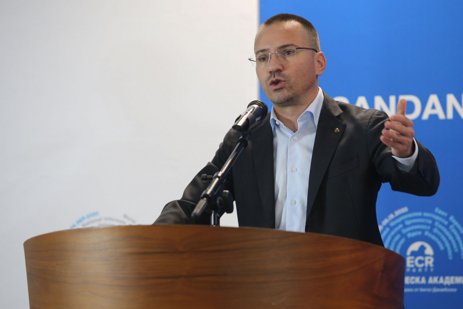 Джамбазки върти на шиш служебното правителство заради безчинствата на мигрантите