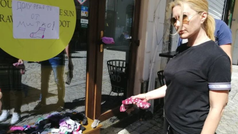 Стъжни му се на бизнесмена, нападнал символа на Пловдив - Митко, по заведението му полетяха... СНИМКИ